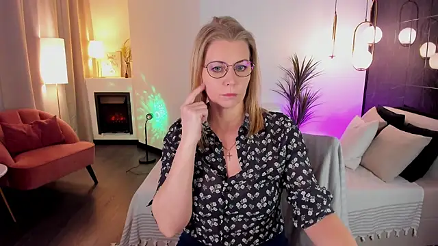 Snapshot of Annie_Light chatting on March 15, 2025, 6:03 am Annie Light online show from March 15, 2025, 6:03 am