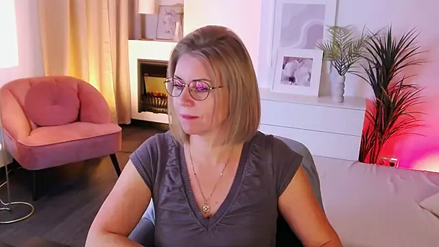 Snapshot of Annie_Light chatting on October 5, 2025, 5:39 am Annie Light online show from October 5, 2025, 5:39 am