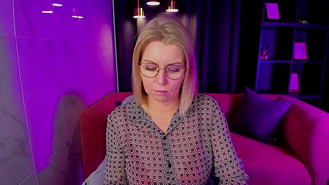 Snapshot of Annie_Light chatting on October 9, 2025, 5:38 am Annie Light online show from October 9, 2025, 5:38 am