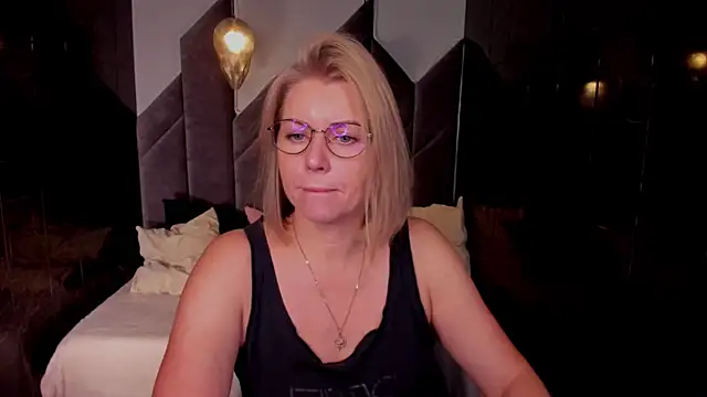 Snapshot of Annie_Light chatting on October 16, 2025, 5:52 am Annie Light online show from October 16, 2025, 5:52 am