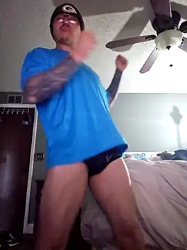 Snapshot of MrBiggBallz chatting on December 17, 2025, 1:17 pm MrBiggBallz online show from December 17, 2025, 1:17 pm