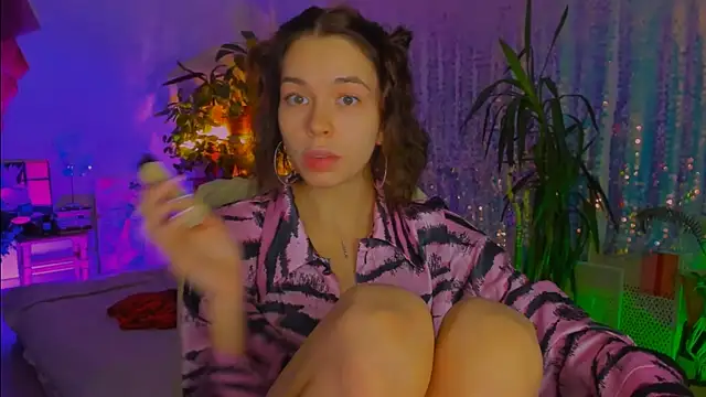 poli   online show from December 4, 2025, 3:43 pm