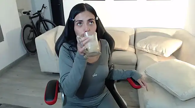 Snapshot of i_am_nina_ chatting on January 14, 2025, 4:15 am i am nina online show from January 14, 2025, 4:15 am