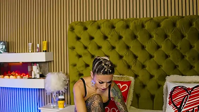 Snapshot of TiffanyMaze chatting on February 12, 2025, 8:16 am TiffanyMaze online show from February 12, 2025, 8:16 am