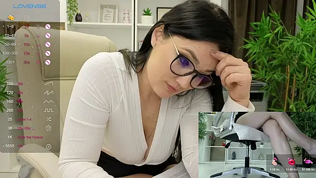 Snapshot of SelineSole chatting on February 4, 2025, 8:17 pm SelineSole online show from February 4, 2025, 8:17 pm