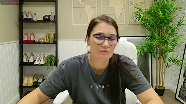 Snapshot of SelineSole chatting on September 9, 2025, 4:50 pm SelineSole online show from September 9, 2025, 4:50 pm