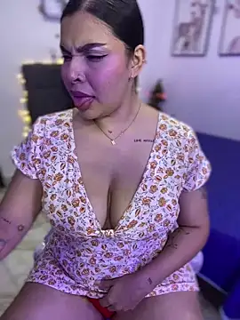 Snapshot of GigiiStone chatting on December 18, 2024, 11:30 pm GigiiStone online show from December 18, 2024, 11:30 pm