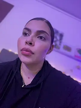 Snapshot of GigiiStone chatting on December 20, 2024, 4:42 am GigiiStone online show from December 20, 2024, 4:42 am