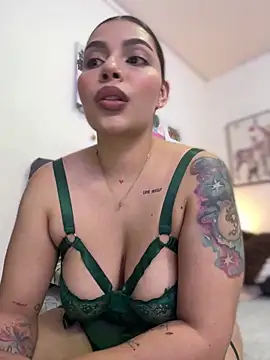 Snapshot of GigiiStone chatting on January 7, 2025, 11:03 pm GigiiStone online show from January 7, 2025, 11:03 pm