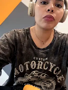 Snapshot of GigiiStone chatting on November 7, 2025, 2:06 pm GigiiStone online show from November 7, 2025, 2:06 pm