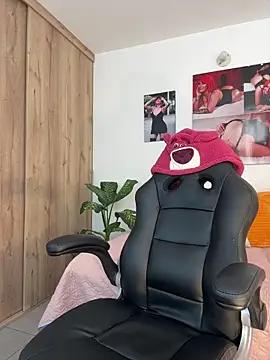 zafiro mo0n online show from February 7, 2025, 2:58 pm