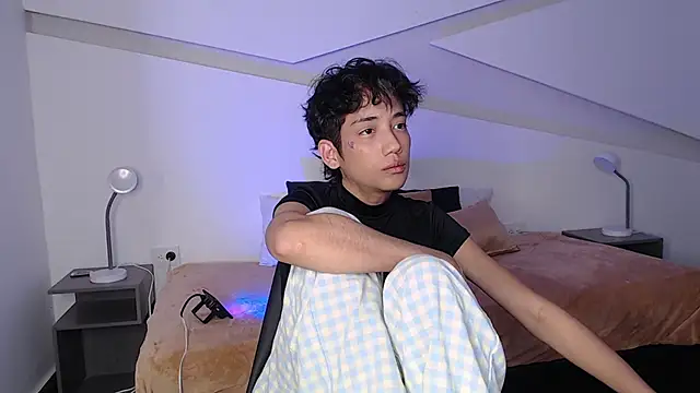 Snapshot of hot_little_bunny chatting on March 2, 2025, 12:31 am hot little bunny online show from March 2, 2025, 12:31 am