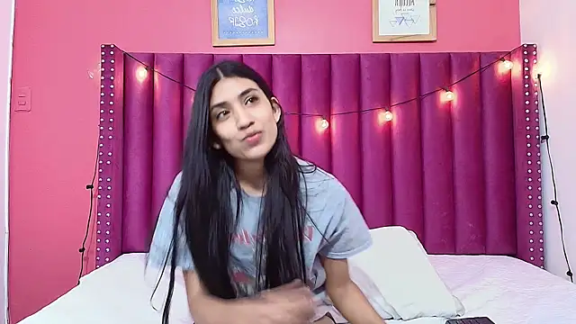 littlee emilyy  online show from January 22, 2025, 5:59 am