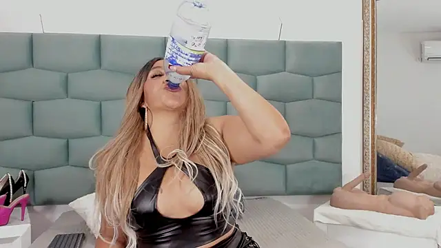 MiaMancini online show from September 25, 2025, 10:02 pm