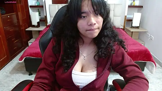 laureentt  online show from February 10, 2025, 7:15 am