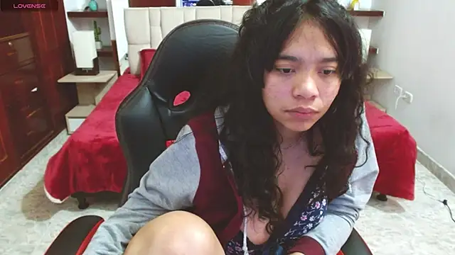 laureentt  online show from February 21, 2025, 6:18 am