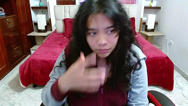 laureentt  online show from March 7, 2025, 9:18 am