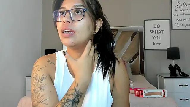 Snapshot of sharlott18 chatting on January 8, 2025, 1:20 pm sharlott18 online show from January 8, 2025, 1:20 pm