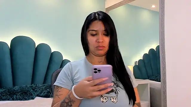 Snapshot of sharlott18 chatting on October 23, 2025, 1:32 pm sharlott18 online show from October 23, 2025, 1:32 pm