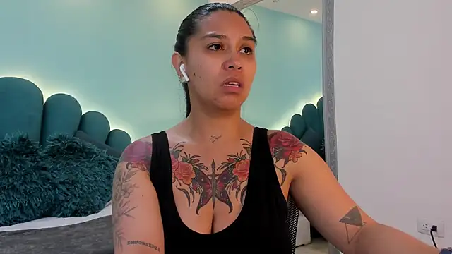 sharlott18 online show from April 6, 2026, 12:28 pm