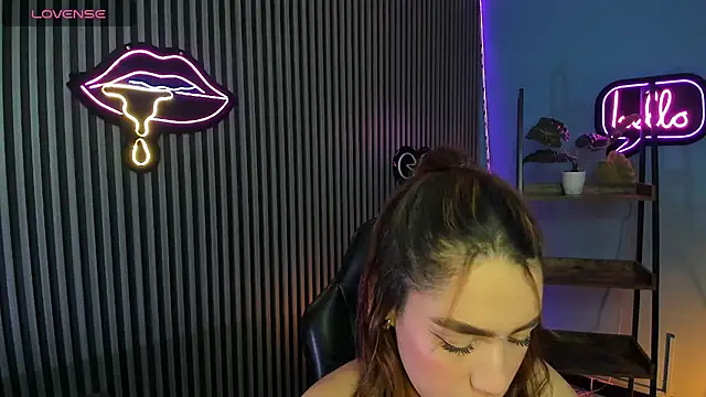 Snapshot of emily_roberts1 chatting on November 6, 2025, 4:35 am emily roberts1 online show from November 6, 2025, 4:35 am