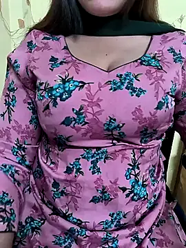 Snapshot of lovely_zara chatting on January 31, 2025, 6:36 pm lovely zara online show from January 31, 2025, 6:36 pm