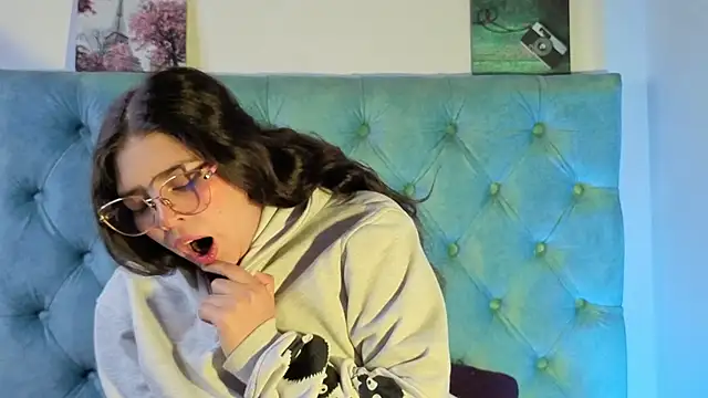 Snapshot of Paola_Lyon_ chatting on September 29, 2025, 12:21 pm Paola Lyon online show from September 29, 2025, 12:21 pm