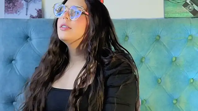 Snapshot of Paola_Lyon_ chatting on October 21, 2025, 7:03 pm Paola Lyon online show from October 21, 2025, 7:03 pm