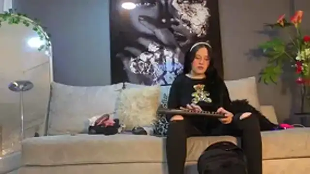 nadescomthxx online show from December 14, 2025, 7:07 pm