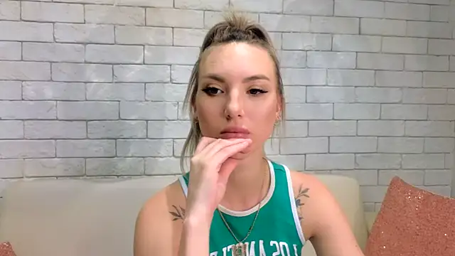 Snapshot of MiaMinx chatting on February 7, 2025, 4:37 am MiaMinx online show from February 7, 2025, 4:37 am