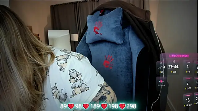 Olivia Munk online show from December 16, 2025, 3:44 am