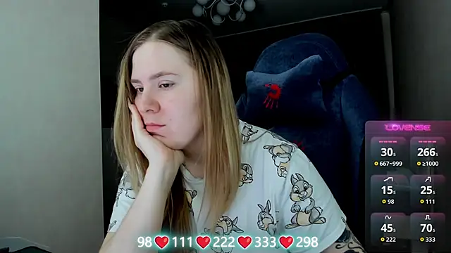 Olivia Munk online show from March 22, 2026, 3:54 am