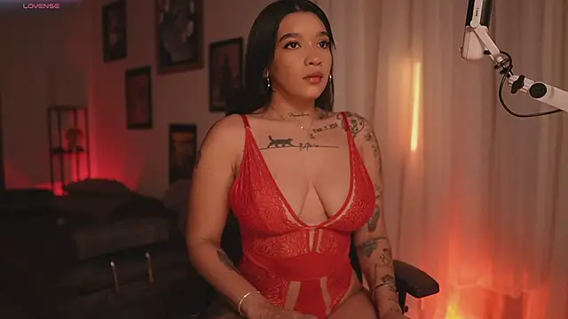 HannahW  online show from April 4, 2026, 9:56 pm