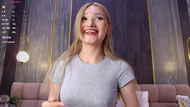 Snapshot of CarolReeves chatting on March 15, 2025, 4:43 pm CarolReeves online show from March 15, 2025, 4:43 pm