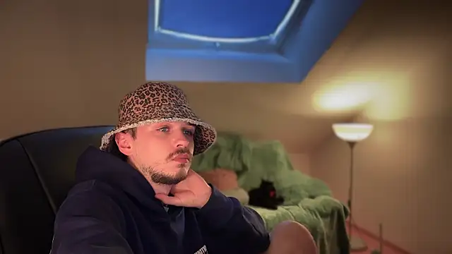 Snapshot of naked_psy chatting on March 14, 2025, 9:03 am naked psy online show from March 14, 2025, 9:03 am