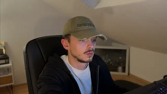 Snapshot of naked_psy chatting on October 30, 2025, 2:13 am naked psy online show from October 30, 2025, 2:13 am