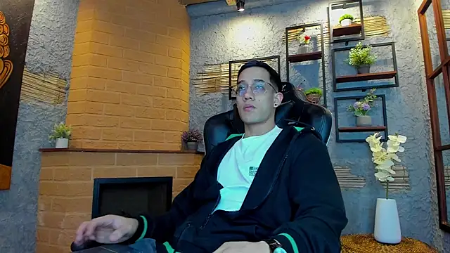 alexgiraldo  online show from February 22, 2025, 11:13 am