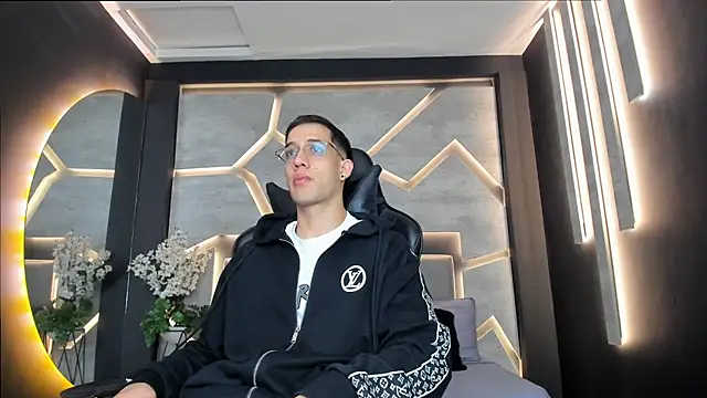 alexgiraldo  online show from February 28, 2025, 11:14 am