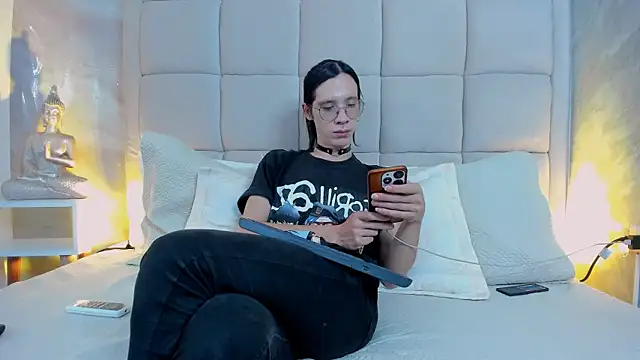 Snapshot of Hecatee_77 chatting on October 21, 2025, 7:47 pm Hecatee 77 online show from October 21, 2025, 7:47 pm