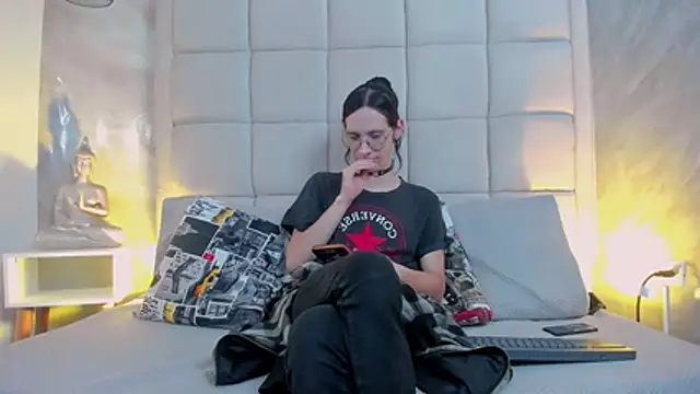 Snapshot of Hecatee_77 chatting on November 6, 2025, 7:59 pm Hecatee 77 online show from November 6, 2025, 7:59 pm