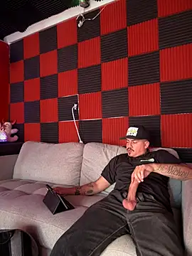 Snapshot of PeterGrandee chatting on February 19, 2025, 11:36 pm PeterGrandee online show from February 19, 2025, 11:36 pm