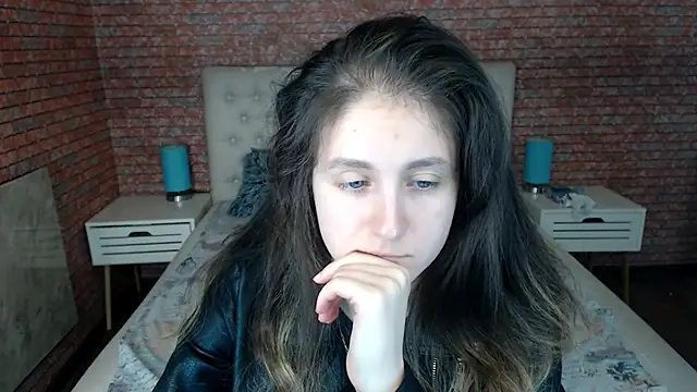 Holliy Cooper online show from September 25, 2025, 7:45 am