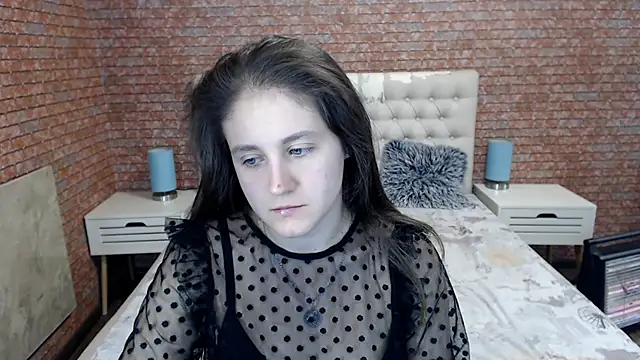 Holliy Cooper online show from October 3, 2025, 7:27 am