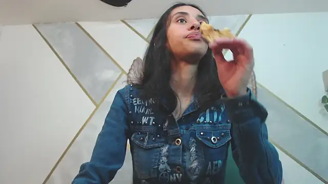 Snapshot of RoxanaCyrano_ chatting on February 26, 2025, 6:11 pm RoxanaCyrano online show from February 26, 2025, 6:11 pm