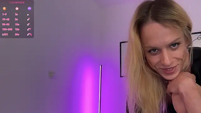 julia-01 online show from November 15, 2025, 10:15 pm