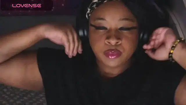 Snapshot of temptressbeauty24 chatting on December 6, 2024, 11:00 am temptressbeauty24 online show from December 6, 2024, 11:00 am