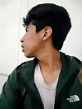 Snapshot of Alexander9827 chatting on December 24, 2024, 9:33 pm Alexander9827 online show from December 24, 2024, 9:33 pm