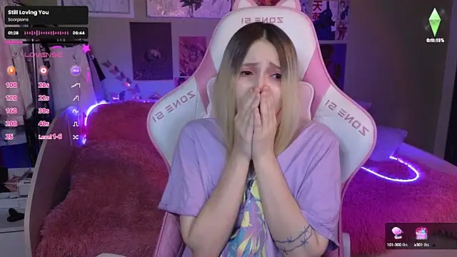 Snapshot of Evie_Ro chatting on December 5, 2024, 9:17 pm Evie Ro online show from December 5, 2024, 9:17 pm