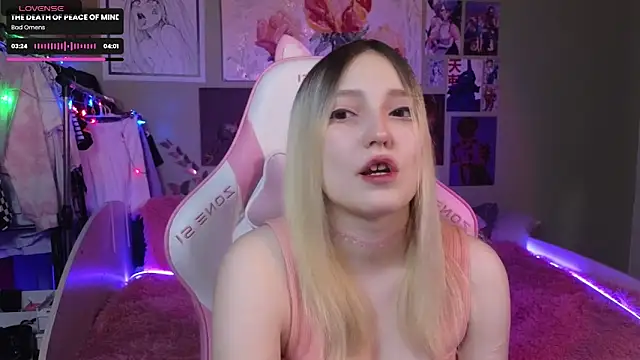 Snapshot of Evie_Ro chatting on December 8, 2024, 9:08 pm Evie Ro online show from December 8, 2024, 9:08 pm