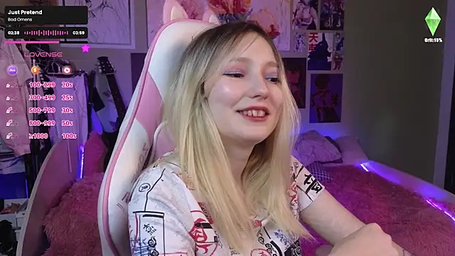 Snapshot of Evie_Ro chatting on December 9, 2024, 8:01 pm Evie Ro online show from December 9, 2024, 8:01 pm